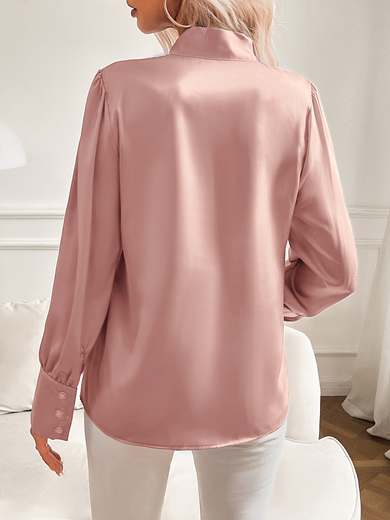 Dam Blus med Slingkrage - Elegant och Sofistikerad Design