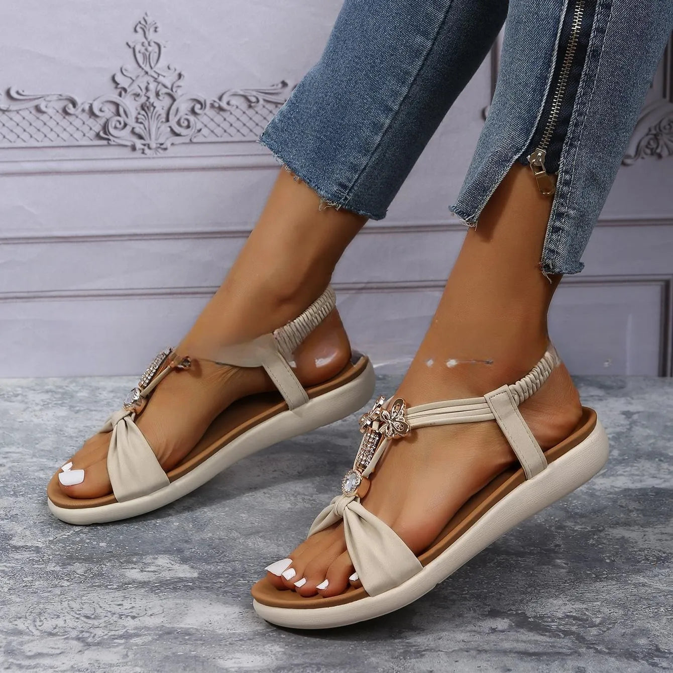 Dam Sandaler Lätta med Charmiga Detaljer
