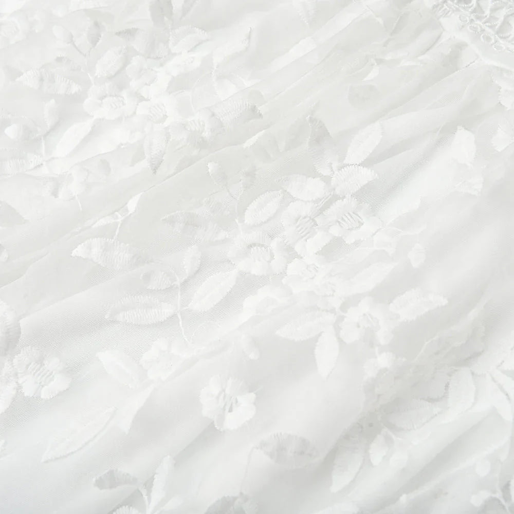 Kvinna Spetsklänning med Djup V-hals och Justerbara Bärar