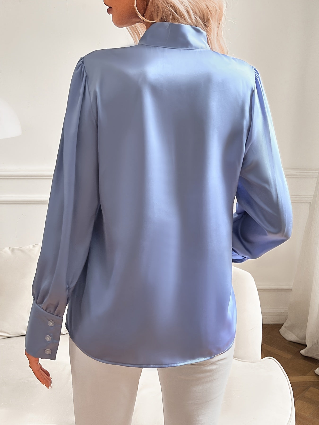 Dam Blus med Slingkrage - Elegant och Sofistikerad Design
