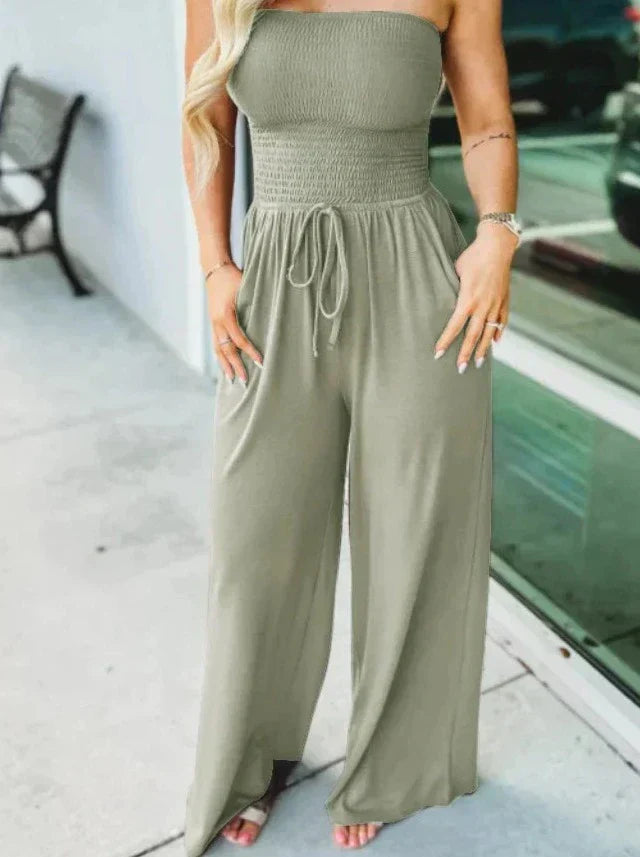 Dam Jumpsuit i Smockad Design av Högkvalitativt Material