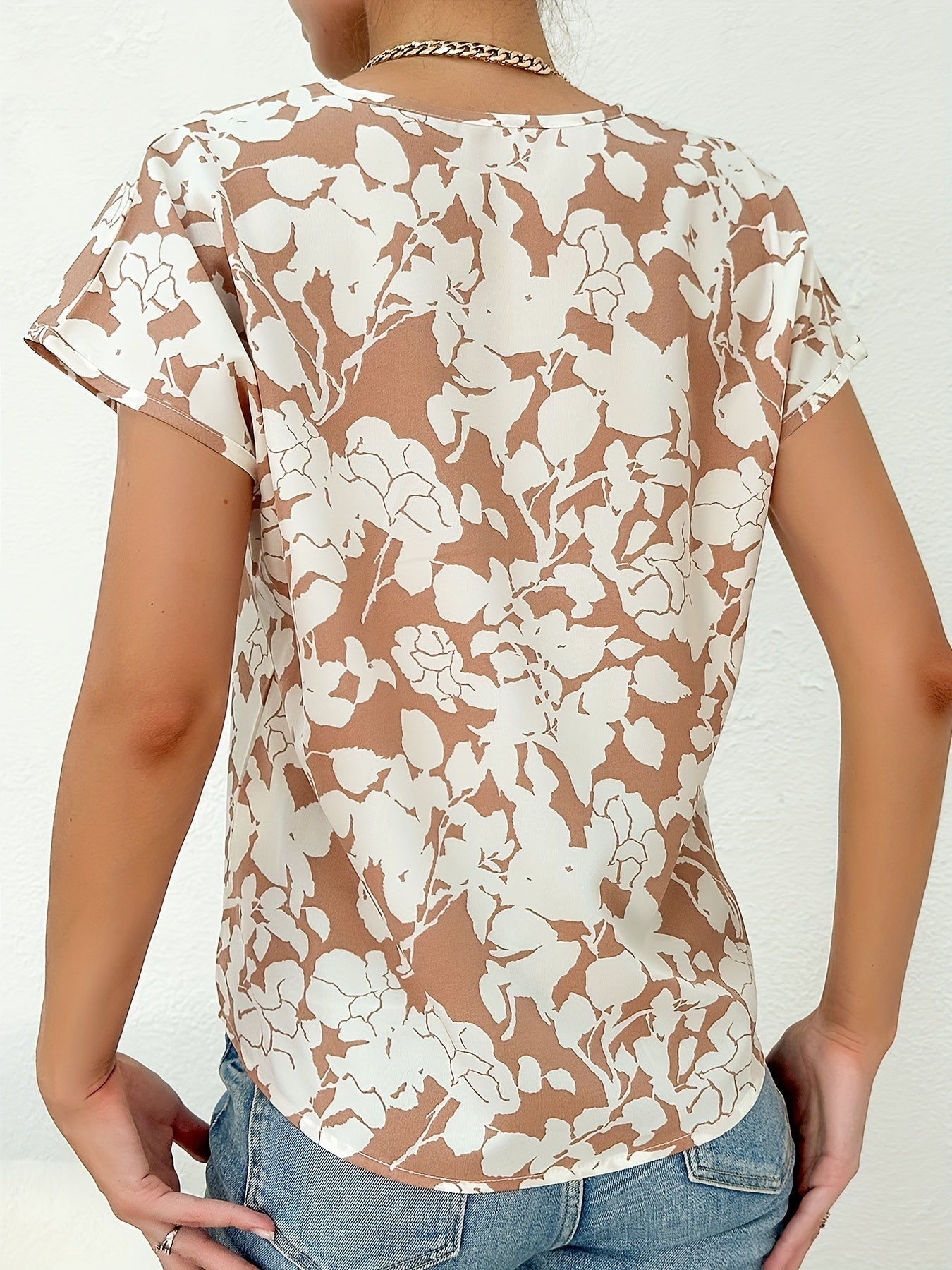 Dam T-shirt med Blommönster och Djup V-hals