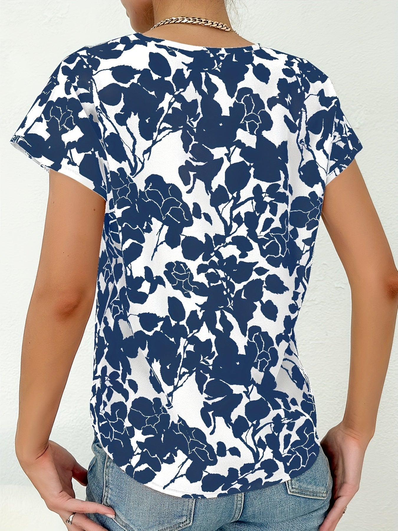 Dam T-shirt med Blommönster och Djup V-hals